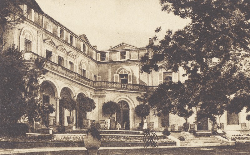 Carte postale ancienne de la façade principale du Château de Boisseron et de sa cour