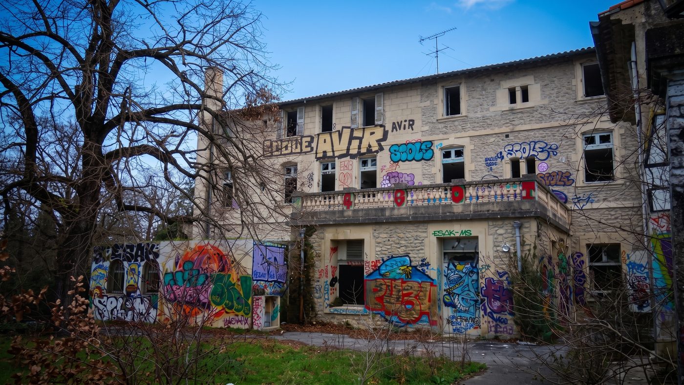 Le corps de bâtiment principal vu depuis l'arrière, avec sa balustrade et ses fenêtres murées